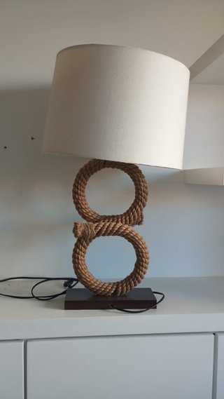 Lámpara de mesa con diseño de cuerda