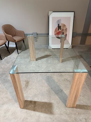 Mesa de cristal y madera