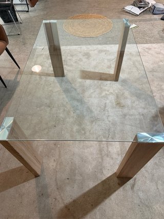 Mesa de cristal y madera