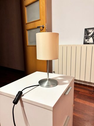 Lamparita de mesa beige y plateada con bombilla