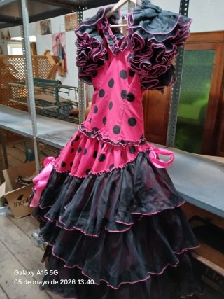 Traje de flamenca lunares rosa y negro