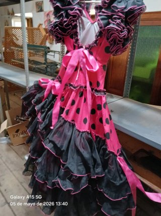 Traje de flamenca lunares rosa y negro