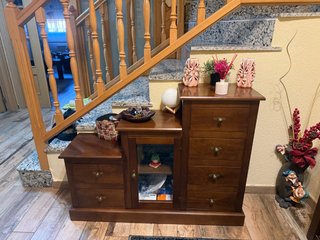 Mueble de madera con cristal