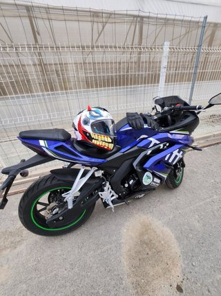 Moto Deportiva Azul y Negra MITT GP2 125cc