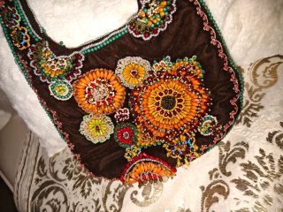 BOLSO TERCIOPELO MARRÓN BORDADO ABALORIOS ZARA