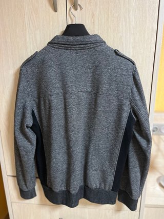 Chaqueta gris con cremallera