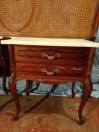 Dormitorio Estilo Luis XV: Madera, Mármol y Bronce