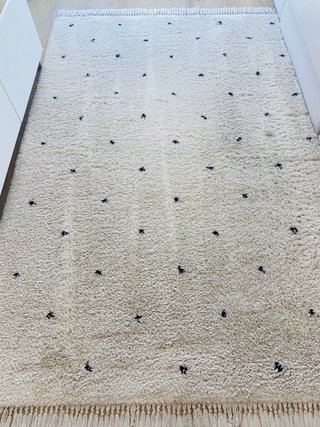 Alfombra estilo Bereber beige y lunares negros