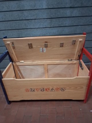 Cassapanca in legno con numeri e lettere