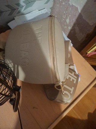 Bolso Beige con Correa Dorada