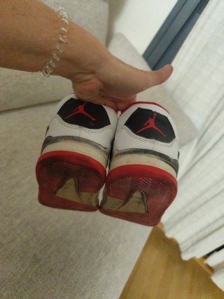 Zapatillas Jordan Blancas y Rojas