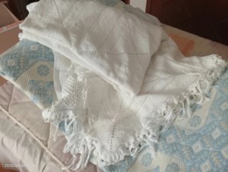 Copriletto all'uncinetto bianco e blu