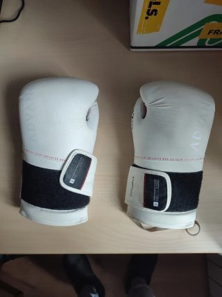Saco de boxeo + guantes + soporte + vendas