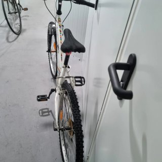Bicicleta de montaña blanca
