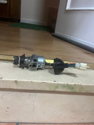 Bombín de Moto Antiguo Peugeot con el Bloqueo Roto