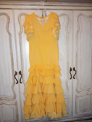 Traje de flamenca amarillo volantes con lunar blan