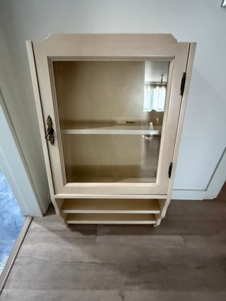 Mueble de baño y vitrina de madera