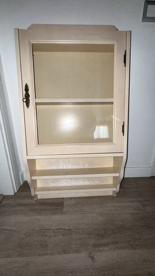 Mueble de baño y vitrina de madera