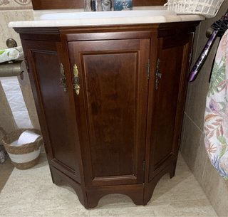 Mueble de baño y vitrina de madera
