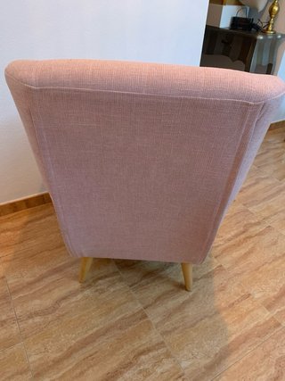 Sillón Nórdico Rosa con patas de madera
