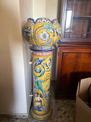 Jarrón de cerámica pintada con pie