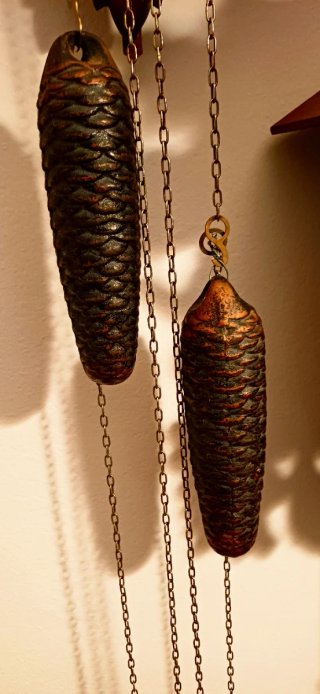 Orologio a cucù in legno intagliato