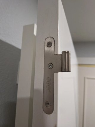 Puerta moderna de color blanco.