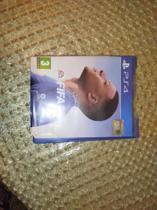PS4 Blanca + GTA V + FIFA 22