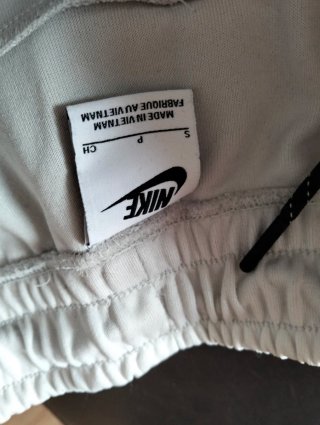 Conjunto deportivo Nike beige y negro