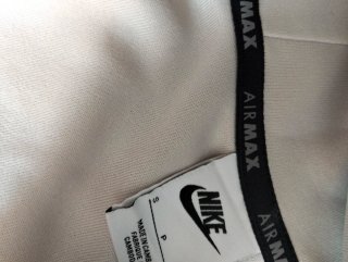 Conjunto deportivo Nike beige y negro