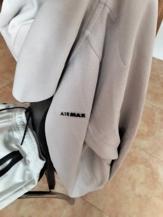 Conjunto deportivo Nike beige y negro