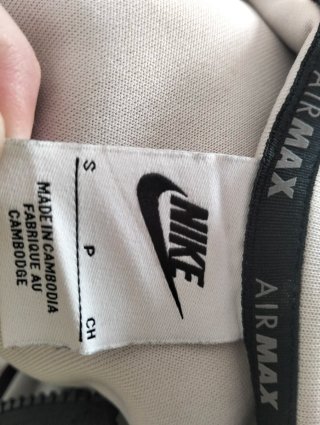 Conjunto deportivo Nike beige y negro