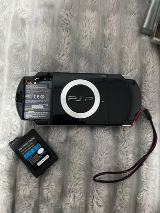 PSP 2004 con 2 cargadores, 3 juegos y 2 pelis