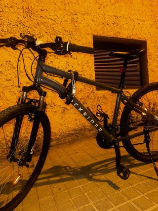 Bicicleta negra ROCKRIDER