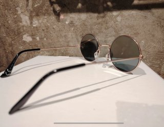 Occhiali da sole stile hippy oro
