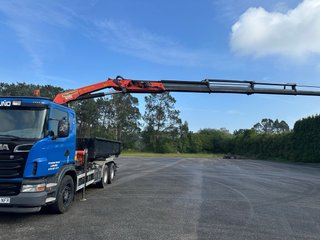 SCANIA G360 con grua y gancho multifilft