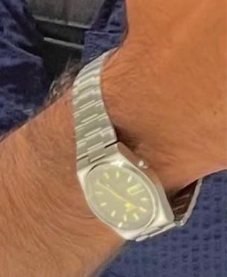 Reloj de pulsera plateado y amarillo