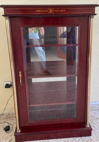 Vitrina de madera y cristal