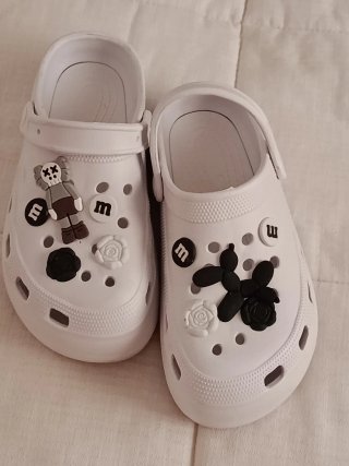 Chanclas blancas con charms