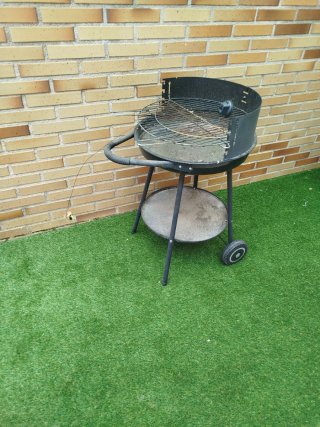 Barbacoa de carbón negra y gris