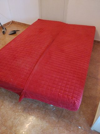Sofá Cama Ikea Rojo con funda y colchón.