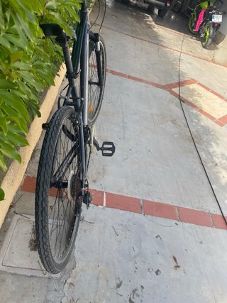 Bicicleta de montaña gris