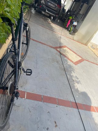 Bicicleta de montaña gris