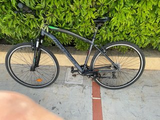 Bicicleta de montaña gris