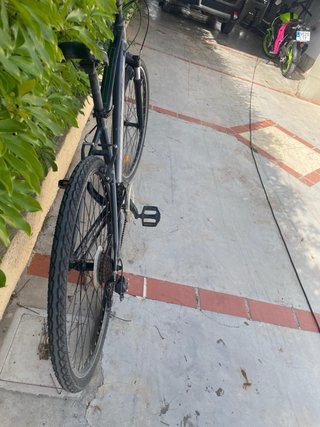 Bicicleta de montaña gris