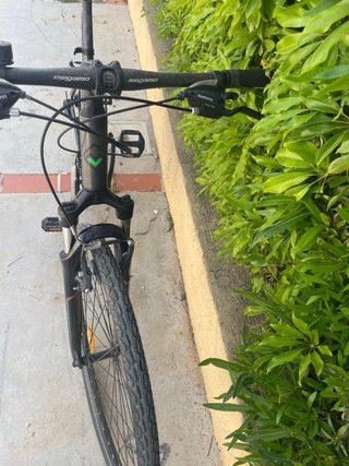 Bicicleta de montaña gris