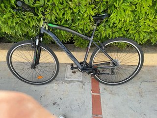 Bicicleta de montaña gris