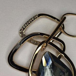 Collar largo con colgante azul y dorado