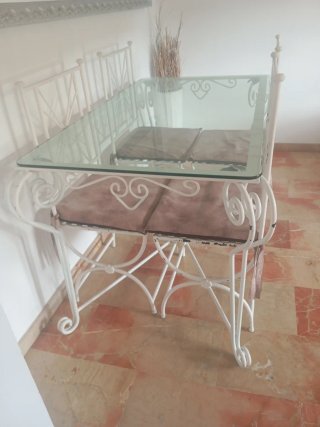 Mesa de comedor y sillas de hierro forjado