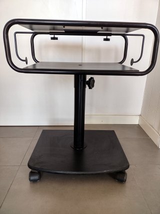 Mesa TV giratoria y altura regulable